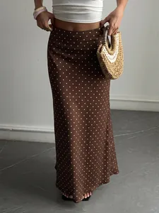 Élégante jupe midi en satin marron à pois avec taille haute pour femmes en studio