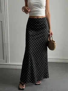 Élégante jupe midi en satin noir à pois blancs classiques pour un look d'été chic.