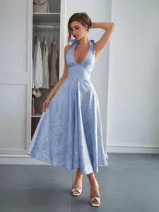Élégante robe midi bleu clair à licou avec texture jacquard florale pour les vacances