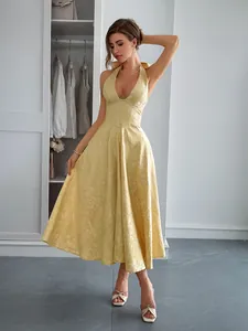 Robe licou jaune pâle élégante de style français avec décolleté en V profond et tissu texturé