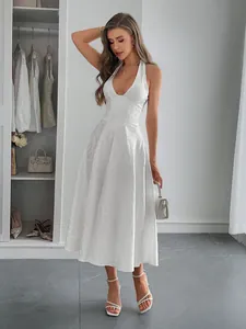 Robe midi blanche élégante à licou avec motif floral en relief pour les vacances d'été
