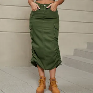 Détail d'une jupe longue cargo en denim vert olive avec cordon de serrage froncé.