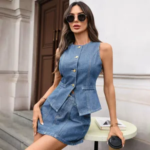 Détail de l'ensemble gilet en jean sans manches bleu et mini-jupe assortie pour femme