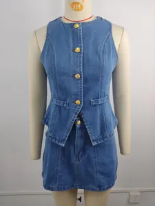 Détail de l'ensemble en denim bleu délavé avec gilet sans manches et boutons dorés