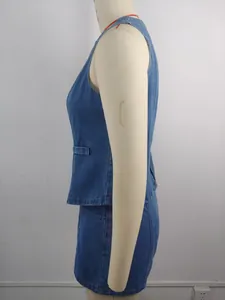 Vue de côté détaillée d'un ensemble gilet et jupe en denim bleu sur un mannequin de couture