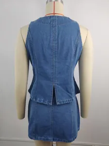 Vue arrière d'un ensemble gilet en jean sans manches et jupe bleue sur un mannequin
