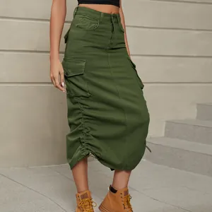 Détail d'une jupe midi cargo vert olive avec ourlet à cordon de serrage réglable