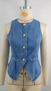 Gros plan d'un gilet en denim bleu délavé avec des boutons dorés et un ourlet pointu