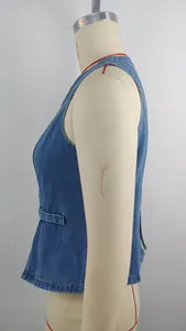 Vue latérale détaillée d'un gilet en jean sans manches délavé bleu sur un mannequin