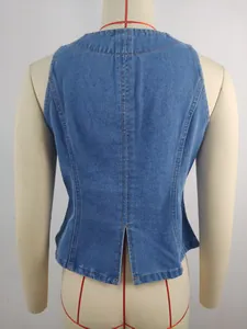 Vue détaillée du dos d'un gilet en jean bleu délavé décontracté pour femmes avec fente
