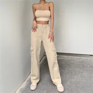 Detailansicht der beigefarbenen Damen-Cargo-Hose mit hoher Taille und vielen Taschen