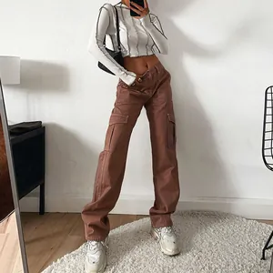 Stylische braune Cargo-Hose für Damen mit einem weißem Crop-Top mit Kontrastnähten kombiniert.
