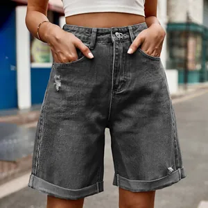 Vue détaillée d'un bermuda en jean gris pour femme avec déchirures et revers style urbain
