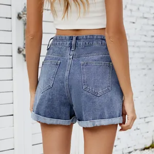 Achteraanzicht van licht gewassen denim short met omgeslagen zoom en achterzakken.