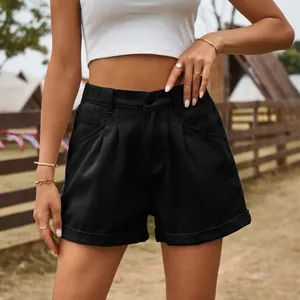 Gros plan sur un short en jean noir à taille haute avec ceinture élastique et ourlet