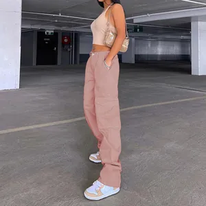 Detailansicht der rosa Cargohose mit Seitentaschen und hoher Taille Design.