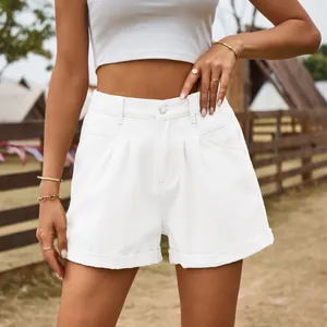 Gros plan sur un short en jean blanc à taille élastique et détails plissés