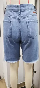 Vista posteriore di pantaloncini di denim azzurri a gamba dritta con orlo a vivo.