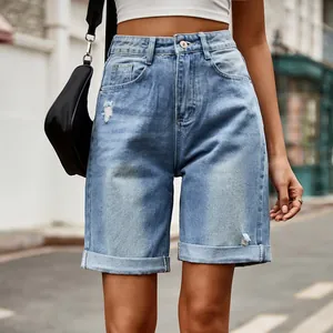 Détail du short en jean bleu clair pour femme avec des ourlets roulés à la mode