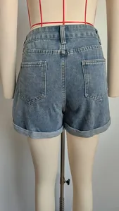 Achteraanzicht van klassieke lichtblauw gewassen denim shorts op een mannequin