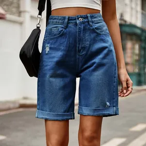 Gros plan d'un short en jean bleu à taille haute avec déchirures et ourlets retroussés