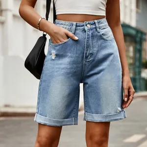 Détail d'un bermuda en jean délavé avec déchirures et ourlet revers pour un look d'été