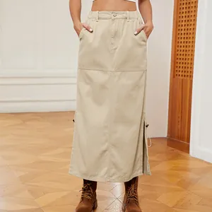 Primo piano di una gonna midi in denim beige con coulisse laterale e vita elastica