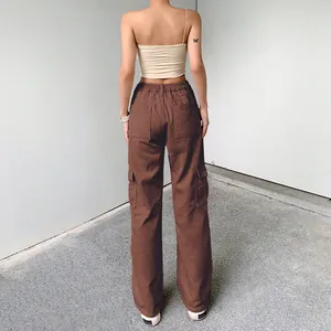 Rückansicht braune Cargo-Hose mit Gummizug und praktischen Taschen