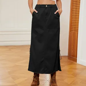 Dettaglio di una gonna midi in denim nero con elastico in vita e coulisse per donna.