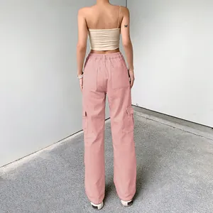 Detailansicht der rosa Cargo-Jeans mit halbelastischem Bund und großen Taschen auf der Rückseite.
