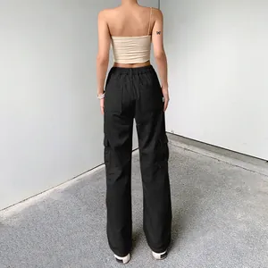 Rückansicht schwarze Cargo-Hose für Damen mit halbelastischem Bund und Taschen