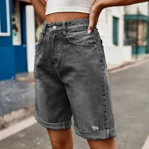 Gros plan sur un short en jean gris anthracite taille haute avec ourlets et déchirures