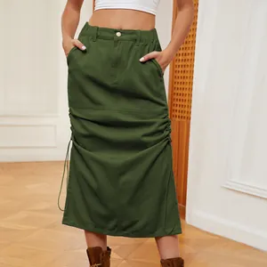 Dettaglio gonna midi in denim verde lavato con coulisse laterali ed elastico.