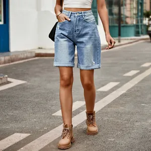 Short en jean taille haute délavé et déchiré avec ourlet replié porté par un mannequin