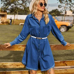 Detalle de vestido vaquero vintage con mangas largas y acabado deshilachado en el bajo
