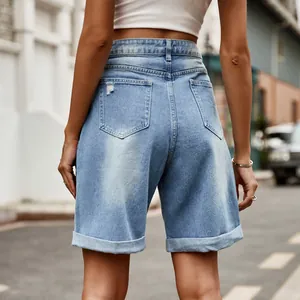 Vue arrière d'un short en jean bleu avec revers et détails usés pour la mode d'été
