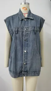 Gilet casual da donna in denim lavato con grandi tasche su un manichino da sarta