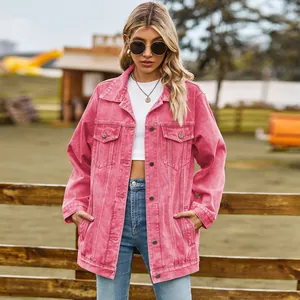 Klassiek los roze spijkerjack voor dames in retrostijl in een landelijke buitenomgeving