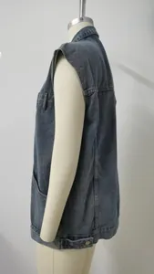 Vista laterale di un gilet in denim lavato da donna con tasche funzionali, grigio