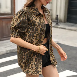 Camisa vaquera con estampado de leopardo y mangas abullonadas con cuello de solapa