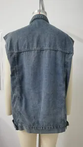 Vista posteriore di un gilet di jeans blu lavato da donna, giacca casual senza maniche.