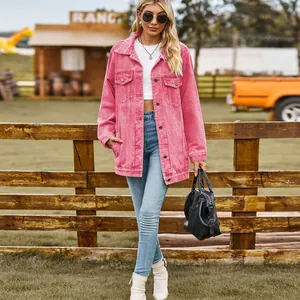 Outdoor lifestyle-foto van een vrouw in een roze spijkerjasje op een zonnige ranch