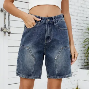 Primer plano de bermudas vaqueras lavadas para mujer con detalles de bolsillos remachados