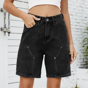 Vista detallada de las bermudas de mezclilla negra lavada para mujer de estilo callejero
