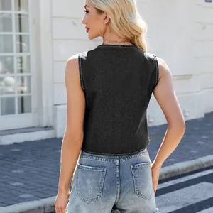 Rückenansicht einer trendigen, gewaschenen schwarzen Jeansweste für Damen im Streetstyle