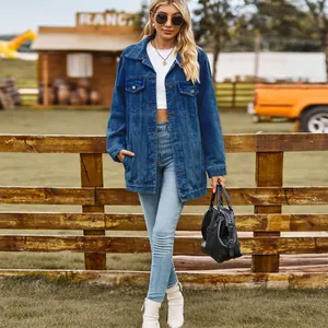 Stijlvol los retro blauw spijkerjack voor dames in een schilderachtige ranchomgeving