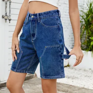 Detalle de estos pantalones cortos vaqueros azul lavado de tiro alto con bolsillos útiles