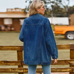 Gedetailleerd achteraanzicht van een klassiek los blauw spijkerjack in een ranchomgeving