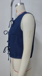Detailansicht einer dunkelblauen Jeansweste mit Schnürung auf einer Schneiderpuppe.