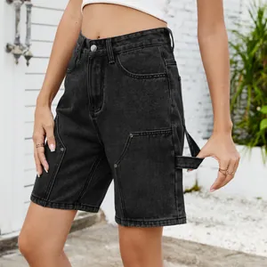 Vista detallada de los pantalones cortos de carpintero en denim negro para mujer con lazo